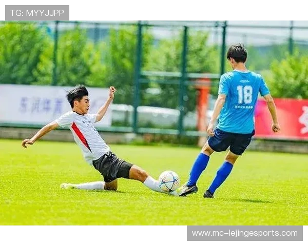 足球明星与孩子们同场竞技传递梦想与希望的温暖时刻