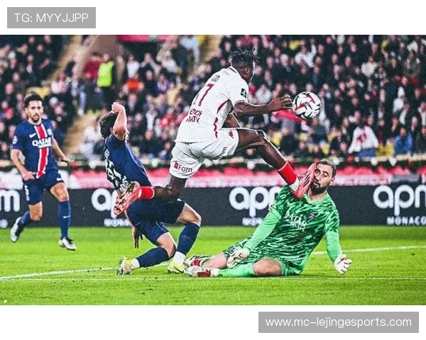 足球巨星赛场意外面部受伤破相引热议球迷担忧职业生涯影响