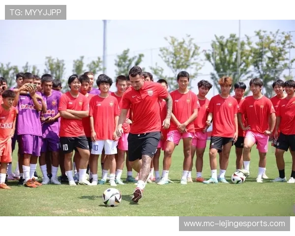 足球联动球星精彩纷呈 赛事背后的传奇故事与激情对决 足球联动球星精彩纷呈 赛事背后的传奇故事与激情对决